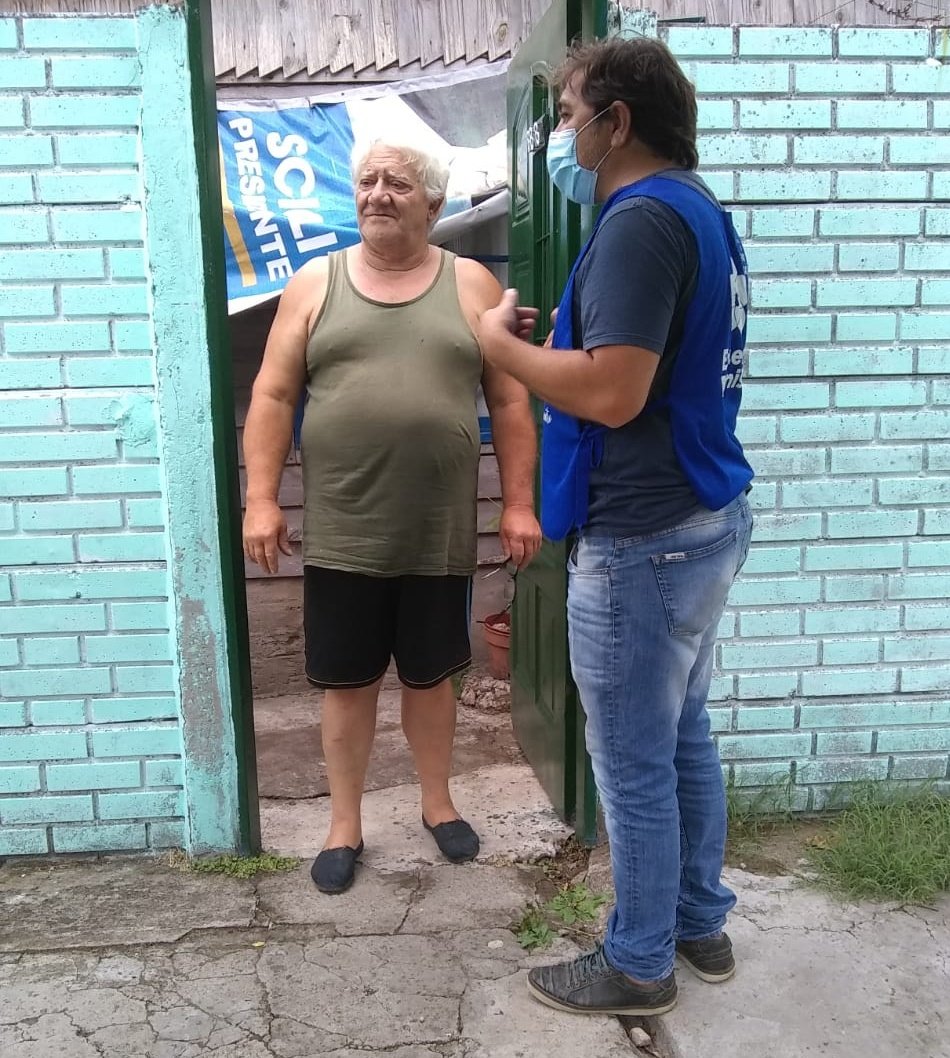 VolunP_Bachi's tweet photo. Con nuestro Voluntariado Padre Bachi recorrimos el Barrio de #Gambier informando a los vecinos y vecinas de la campaña de Vacunación contra el Covid-19
¡Nos alegró encontrarnos con muchos vecinos ya registrados! 

~Militando la cultura del encuentro 💙

#VacunatePBA #LaPlata https://t.co/OShygEXFYG
