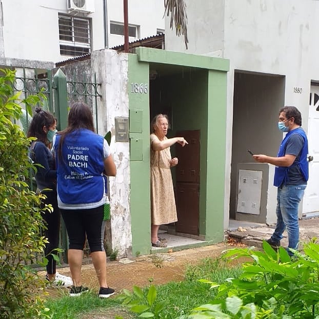 VolunP_Bachi's tweet photo. Con nuestro Voluntariado Padre Bachi recorrimos el Barrio de #Gambier informando a los vecinos y vecinas de la campaña de Vacunación contra el Covid-19
¡Nos alegró encontrarnos con muchos vecinos ya registrados! 

~Militando la cultura del encuentro 💙

#VacunatePBA #LaPlata https://t.co/OShygEXFYG