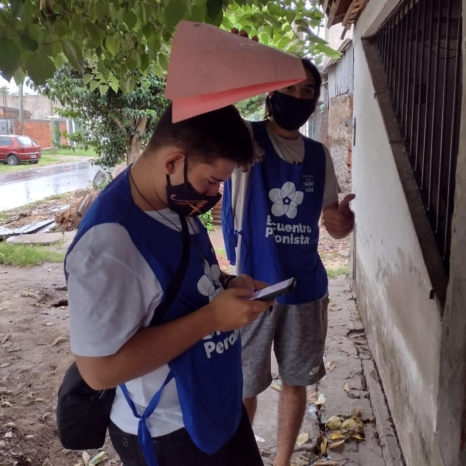 VolunP_Bachi's tweet photo. Con nuestro Voluntariado Padre Bachi recorrimos el Barrio de #Gambier informando a los vecinos y vecinas de la campaña de Vacunación contra el Covid-19
¡Nos alegró encontrarnos con muchos vecinos ya registrados! 

~Militando la cultura del encuentro 💙

#VacunatePBA #LaPlata https://t.co/OShygEXFYG