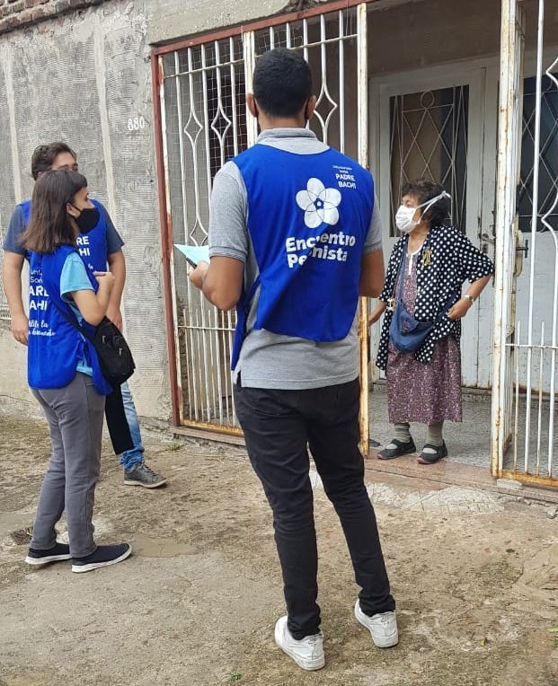 VolunP_Bachi's tweet photo. Con nuestro Voluntariado Padre Bachi recorrimos el Barrio de #Gambier informando a los vecinos y vecinas de la campaña de Vacunación contra el Covid-19
¡Nos alegró encontrarnos con muchos vecinos ya registrados! 

~Militando la cultura del encuentro 💙

#VacunatePBA #LaPlata https://t.co/OShygEXFYG