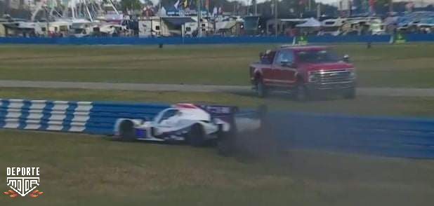 UC_DeporteMotor's tweet photo. Segunda bandera amarilla de la carrera #YosoyDEPORTEMOTOR #corresponsalDM #FindesemanaDM #Daytona24 https://t.co/RVmrJYC28u