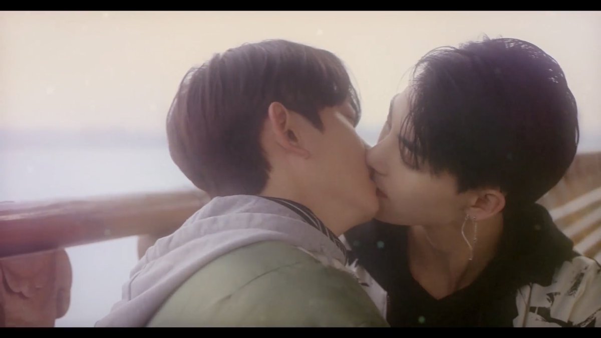 boogumtastic's tweet photo. The mono and the probe. They kissed. They kissed... TWICE. Haaaaaay...
This Korean BL is just so beautiful. Hope there’s season 2 with longer and more episodes like those of the usual Korean dramas. It’s going to be superior.
#ColorRushEP8 #ColorRush https://t.co/4q878DBpmw