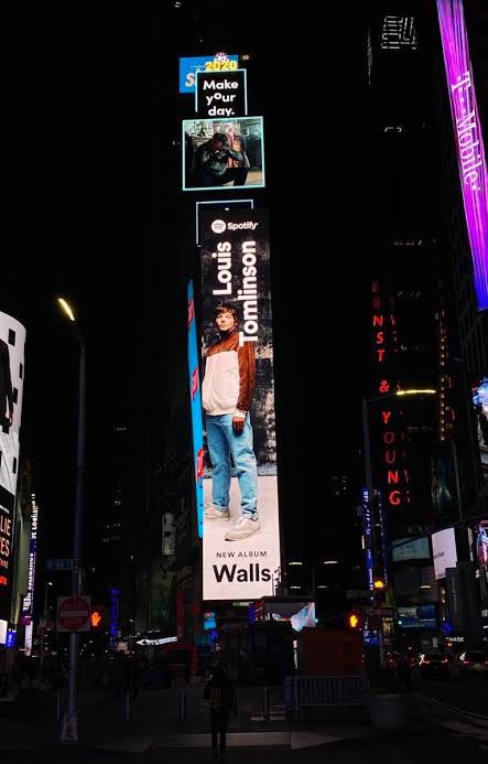 Hoje, dia 31 de Janeiro, faz UM ano que o álbum Walls foi lançado. 
Walls estreou como em #1 em 53 países, sem contar que 8 meses após seu lançamento, voltou ao Top 10 em 34 países e atualmente o álbum ultrapassa 350 MILHÕES de streams no Spotify. ORGULHO! #1YearOfWalls