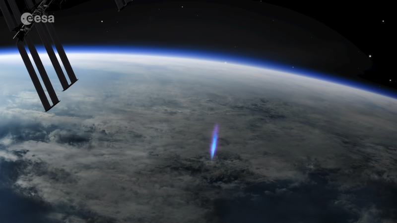 eluniversocom's tweet photo. Observan desde el espacio un 'rayo azul' saliendo de la Tierra ► https://t.co/WrkQxhuM1b https://t.co/srvEanRSWp