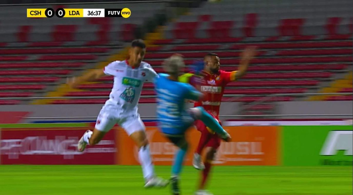 EquipoHeredian0's tweet photo. Una tarjeta roja sin mostrar, un penal sin pitar y muchas más irregularidades 😠😠
Muy difícil así. Tuvimos para ganar el partido y no lo hicimos pero ya es cansado ver estas cosas siempre favoreciendo al mismo #ContraTodos
#SomosElTeam #LigaPromérica
#VAMOSPORLA29 #CSHvsLDA https://t.co/rMFWcvyQZX