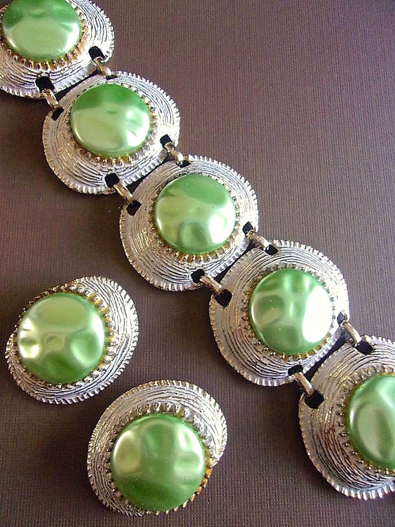 renaissancefai's tweet photo. Green Baroque Pearl Bracelet Earrings Set Huge, Selro Style White Enamel, Vintage https://t.co/2S5rGc53ZF #green #white #bracelet #women #midcentury #selrostyle #mintgreenset #greenearrings #greendemiparure https://t.co/lTV8QQSvhv