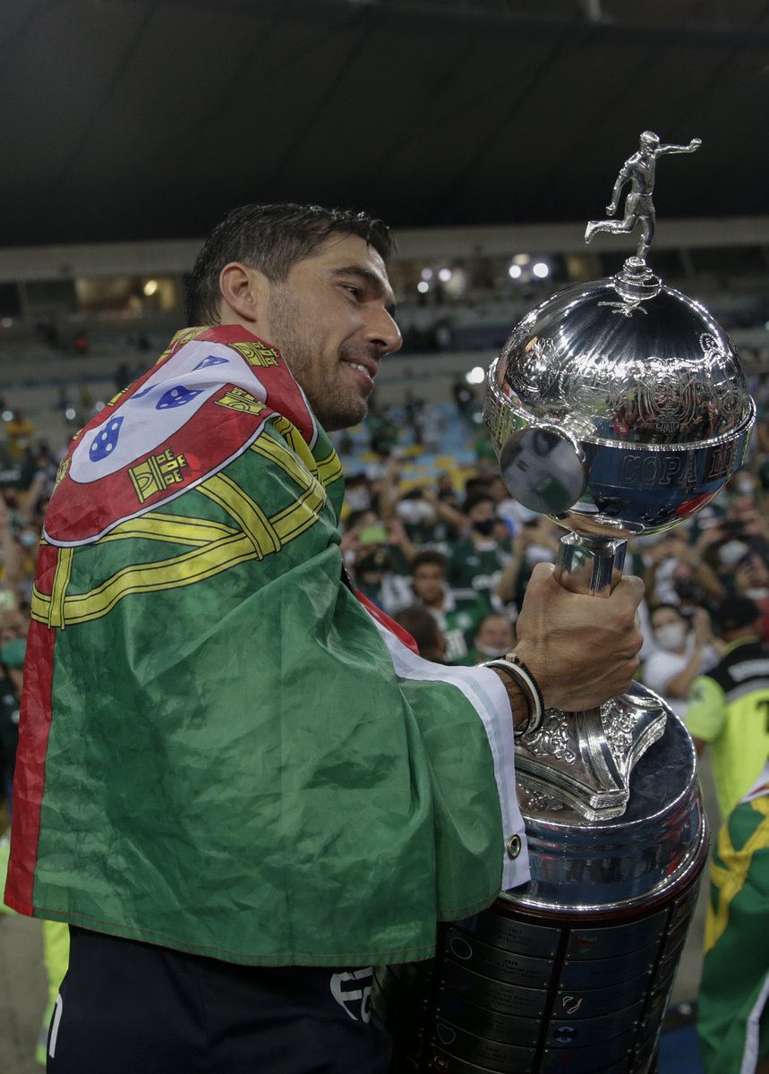 LibertadoresBR's tweet photo. 🇵🇹🏆 O primeiro título da carreira? Só a CONMEBOL #Libertadores! Abel Ferreira está na história do @Palmeiras!

#GloriaEterna #Palmeiras https://t.co/mA5lSI1l7S