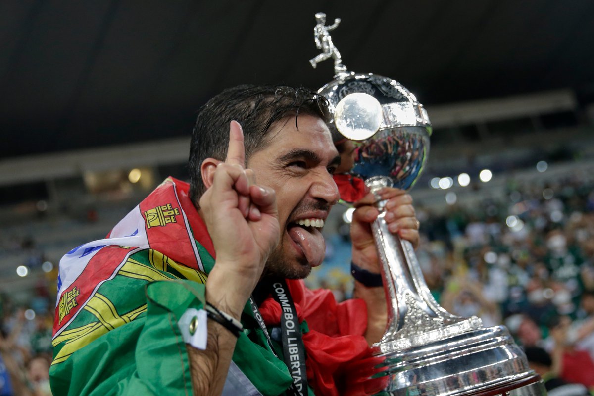 LibertadoresBR's tweet photo. 🇵🇹🏆 O primeiro título da carreira? Só a CONMEBOL #Libertadores! Abel Ferreira está na história do @Palmeiras!

#GloriaEterna #Palmeiras https://t.co/mA5lSI1l7S