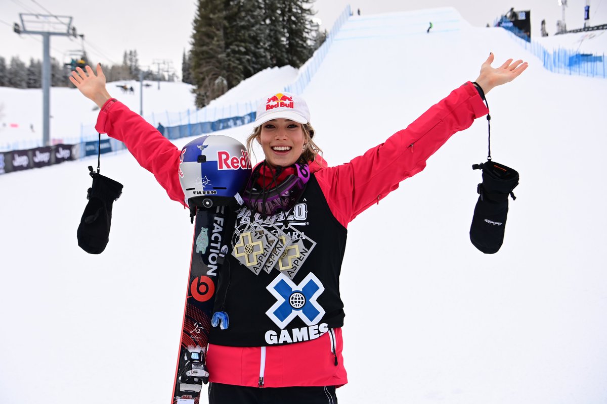 ProSiebenFUN's tweet photo. Drei @XGames-Medaillen binnen 22 Stunden. 🤯 Eileen Gu hat an Tag zwei der X Games historisches vollbracht. Ansonsten gab es in der frühen Strecke leider einige Vertröstungen. Aber auch sehr geile Crash Phone Calls im Studio.😂
Die Highlights: https://t.co/xj8nyxYC4Y 
#XGamesFUN https://t.co/kBOkAJRmkJ