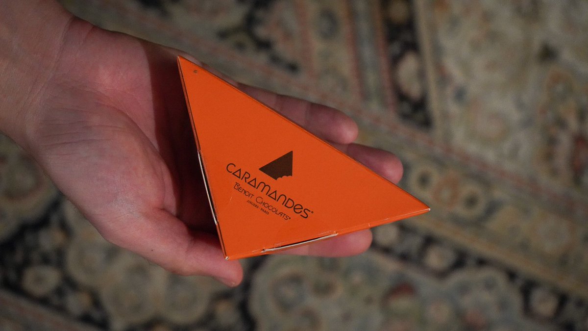 sugar_parisJPN's tweet image. ブノワショコラのキャラモンド🥜

キャラメリゼした香ばしいアーモンドを薄いミルクとダークのチョコで包んだ、フランス・アンジェとパリにお店を構えるショコラティエによる人気チョコレート菓子🥰 繊細ながらもリッチな味わいで食べ始めたら手が止まらない🍫 

📍全国高島屋/アムールデュショコラ