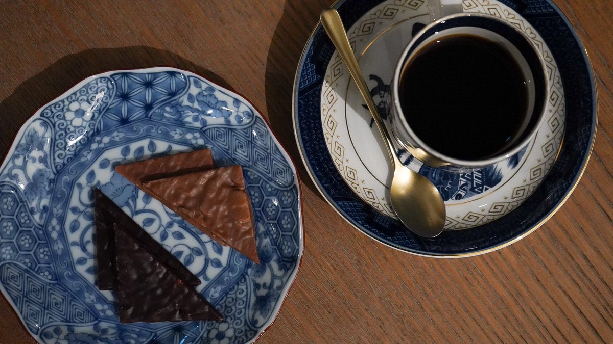 sugar_parisJPN's tweet image. ブノワショコラのキャラモンド🥜

キャラメリゼした香ばしいアーモンドを薄いミルクとダークのチョコで包んだ、フランス・アンジェとパリにお店を構えるショコラティエによる人気チョコレート菓子🥰 繊細ながらもリッチな味わいで食べ始めたら手が止まらない🍫 

📍全国高島屋/アムールデュショコラ