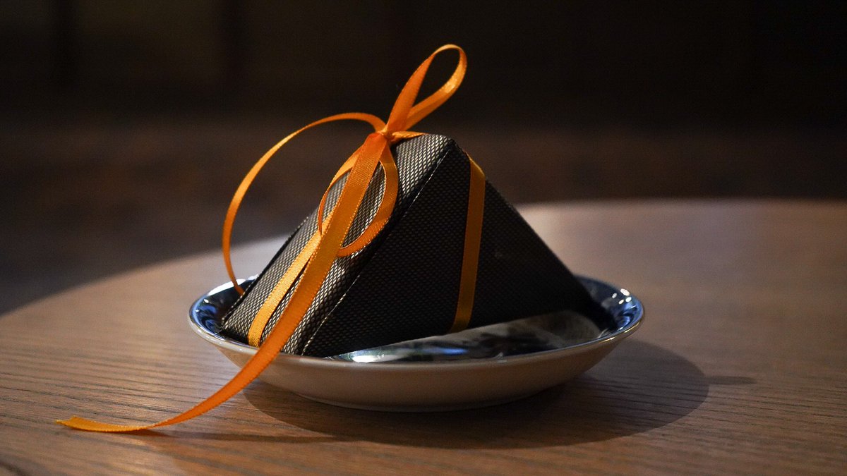 sugar_parisJPN's tweet image. ブノワショコラのキャラモンド🥜

キャラメリゼした香ばしいアーモンドを薄いミルクとダークのチョコで包んだ、フランス・アンジェとパリにお店を構えるショコラティエによる人気チョコレート菓子🥰 繊細ながらもリッチな味わいで食べ始めたら手が止まらない🍫 

📍全国高島屋/アムールデュショコラ