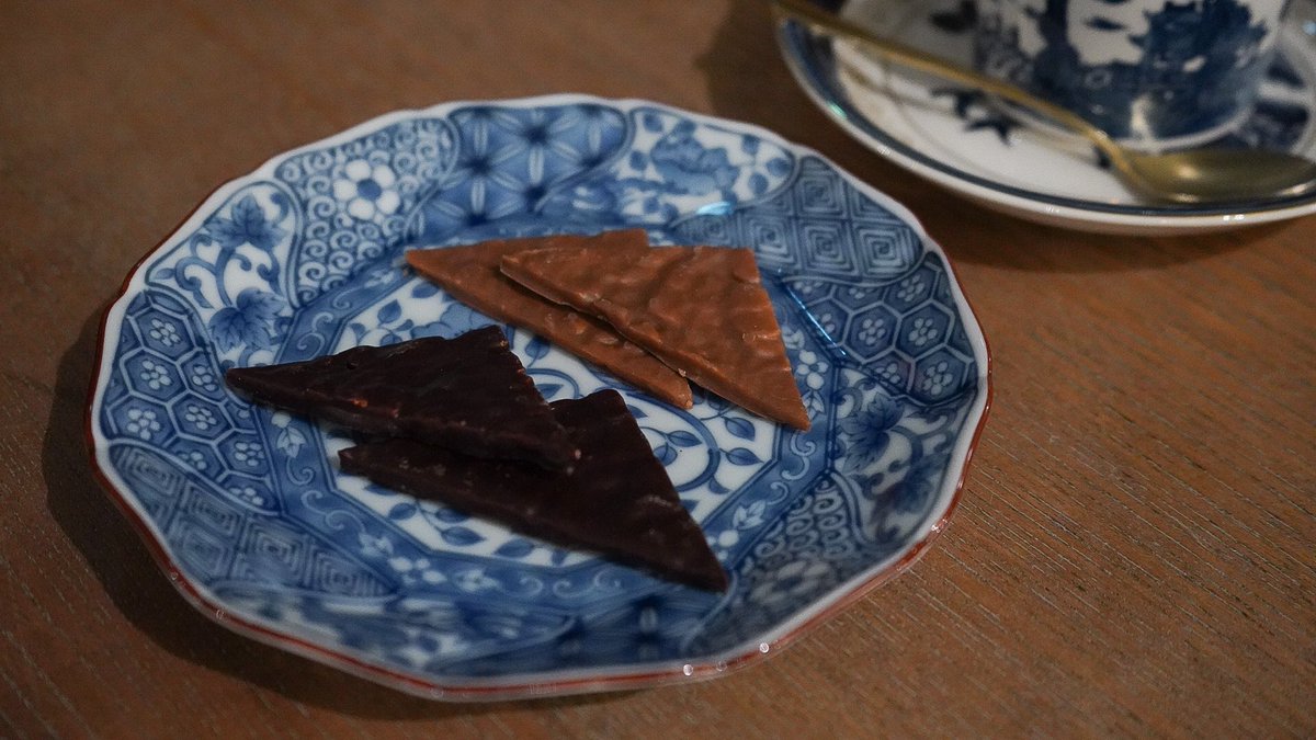 sugar_parisJPN's tweet image. ブノワショコラのキャラモンド🥜

キャラメリゼした香ばしいアーモンドを薄いミルクとダークのチョコで包んだ、フランス・アンジェとパリにお店を構えるショコラティエによる人気チョコレート菓子🥰 繊細ながらもリッチな味わいで食べ始めたら手が止まらない🍫 

📍全国高島屋/アムールデュショコラ