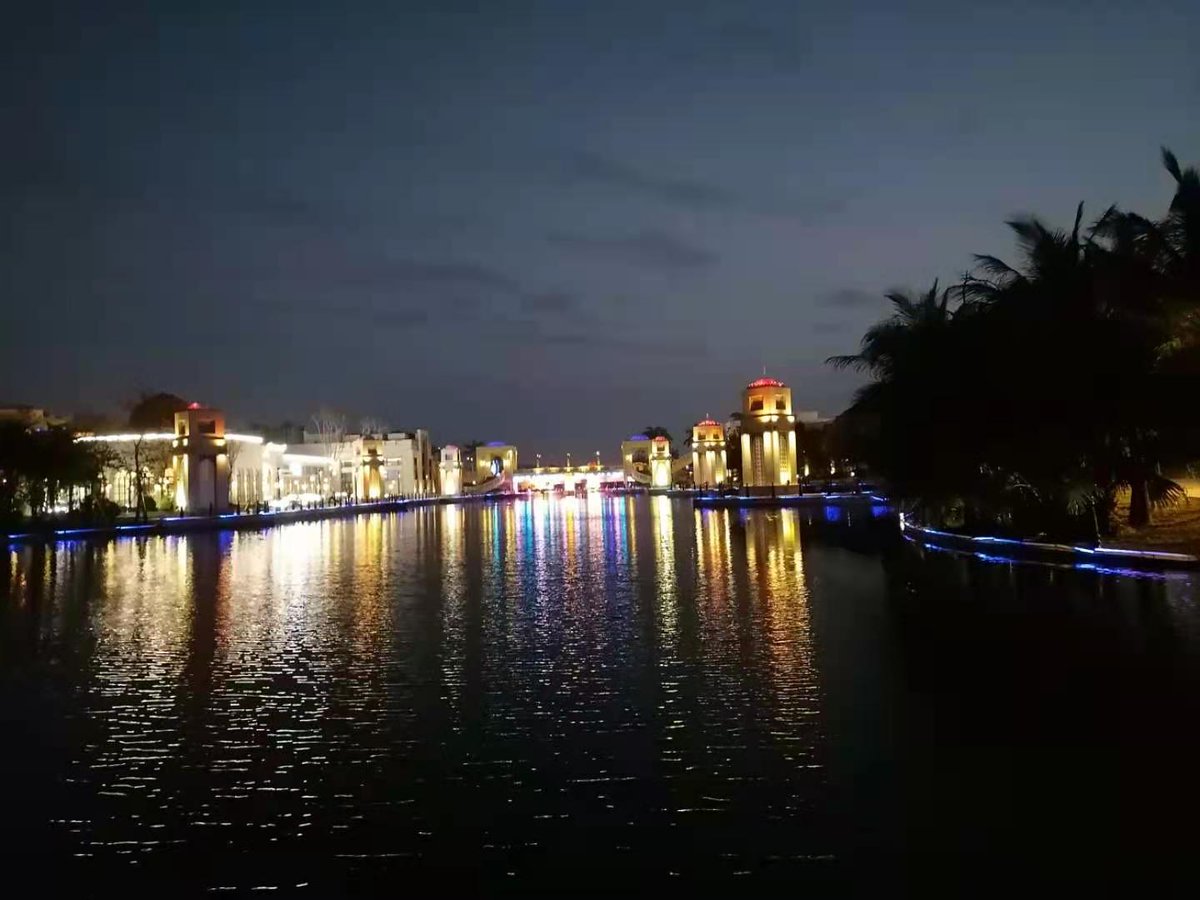 Hweqw2122's tweet image. Nightlight is in silent sound. 

灯火楼高，移下一天星斗。