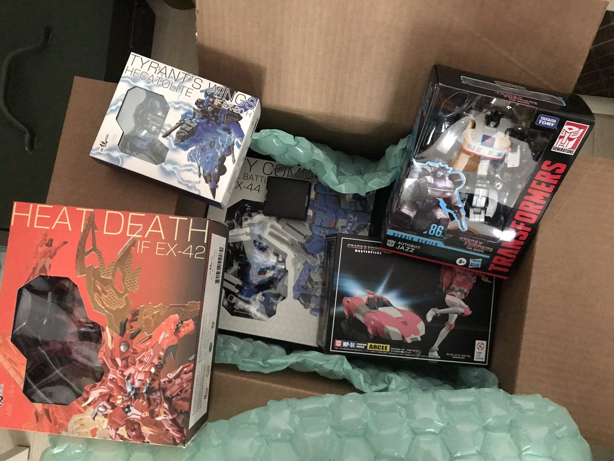 CybertronWar's tweet photo. Well, it suddenly became a #hauliday weekend 😏. https://t.co/9VOKGMRrcq