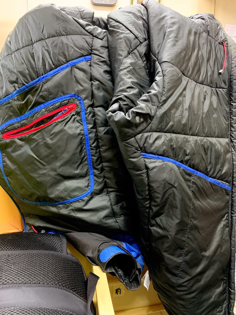 絆 All Japan 日本一心 Mont Bell フラットアイアンパーカ 青がxlサイズ 黒がlサイズ 青をクリーニングに出すので黒に着替え 化繊綿なので型崩れせず家庭用洗濯機で洗えますがクリーニング屋さんの売上貢献にw裏地にはポケットが3つ 表も3つ 絆 All Japan 日本一心 Mont Bell フラットアイアンパーカ 青がxlサイズ 黒がlサイズ 青をクリーニングに出すので黒に着替え 化繊綿なので型崩れせず家庭用洗濯機で洗えますがクリーニング屋さんの売上貢献にw裏地にはポケットが3つ 表も3つ