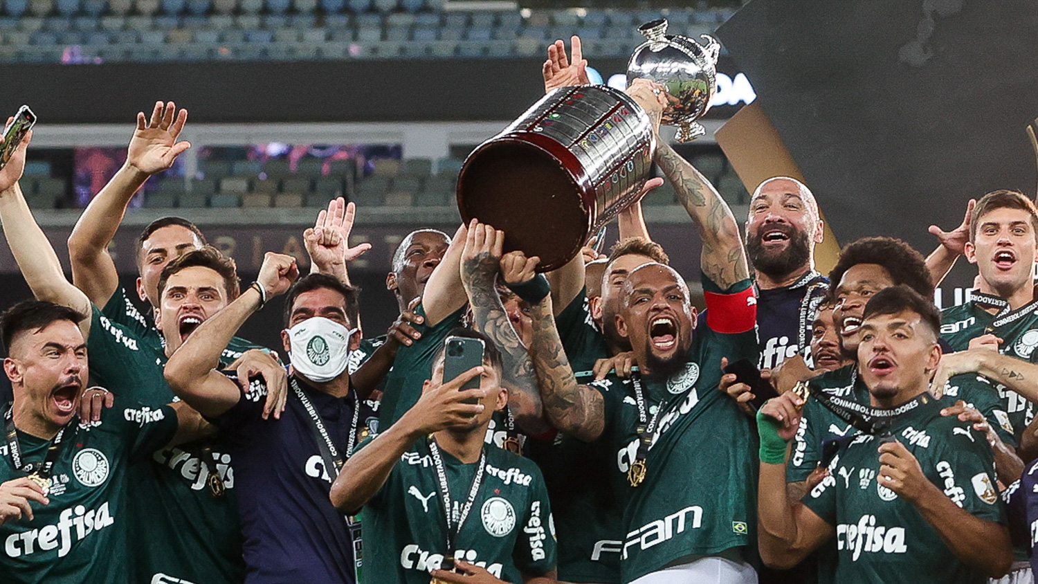 Palmeiras levantando a taça da Libertadores