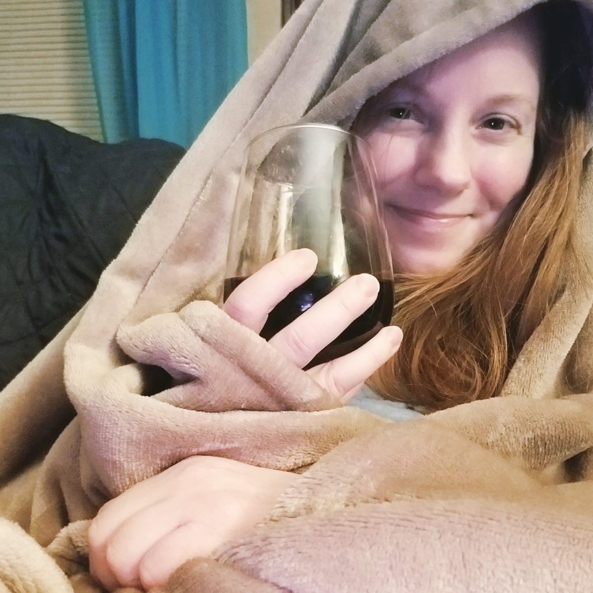 jessiehoward's tweet photo. I'm adulting so hard right now. #snowstormready #myfirstelectricblanket https://t.co/xTSdFjRB08