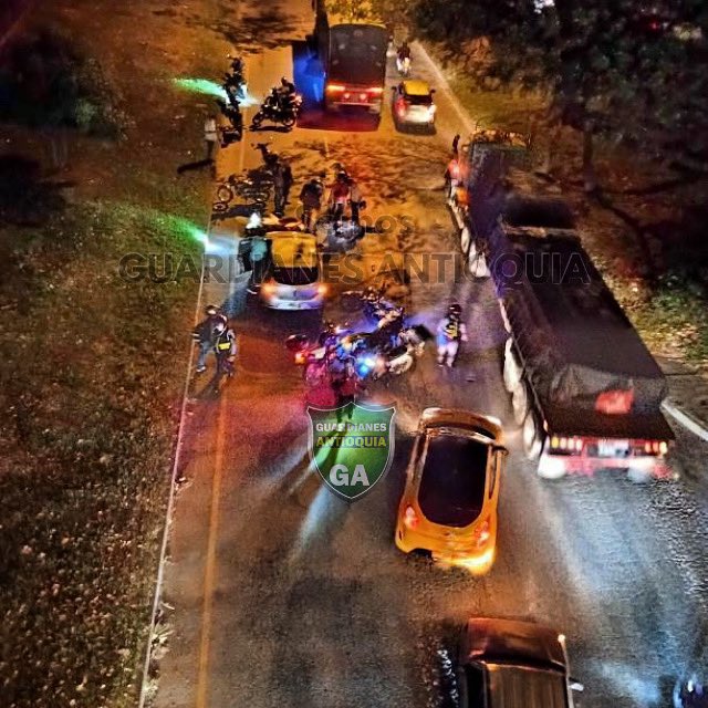Accidente de tránsito, por la regional sentido sur norte, sector estación La Estrella,  esta vivo el motociclista. <a href="/cbvlaestrella/">Bomberos La Estrella</a> <a href="/PoliciaMedellin/">Policía Metropolitana del Valle de Aburrá</a>