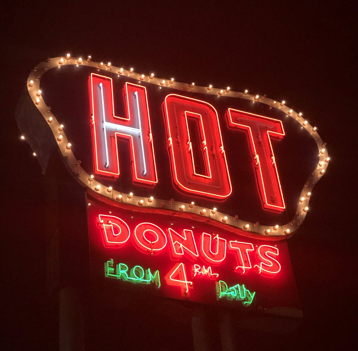 DerekReedAT's tweet photo. If you know...you know #SouthernMade #HOT #Shreveport #Donuts https://t.co/JrlxIG9339