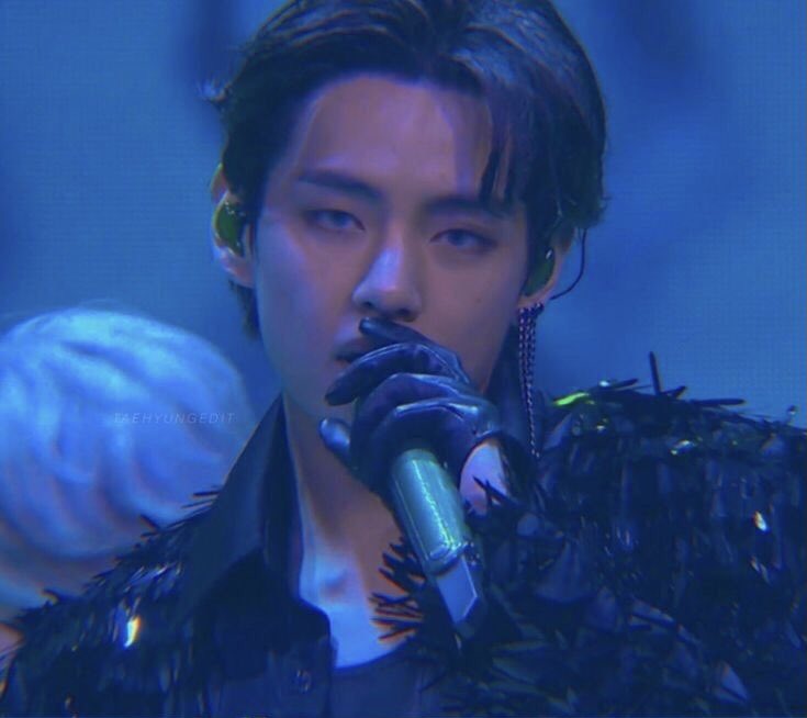 this black swan performance with him wearing gloves was just— 