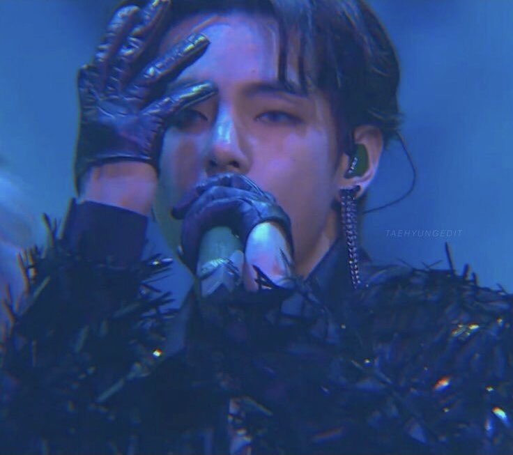 this black swan performance with him wearing gloves was just— 