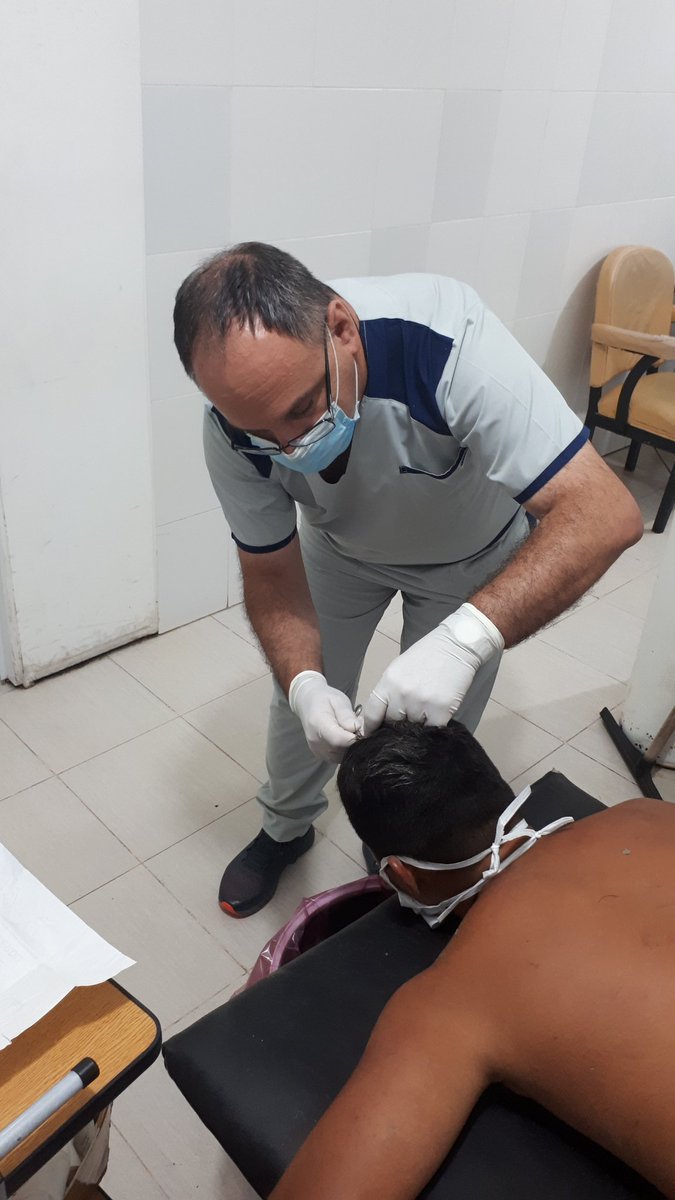 juliopiconponce's tweet photo. Salió sutura del paciente cascoteado con versión confusa de los hechos. Una vez suturado y recuperado, el paciente y su compañero robaron la moto de otro paciente y huyeron. https://t.co/mMKcyPZWQ7