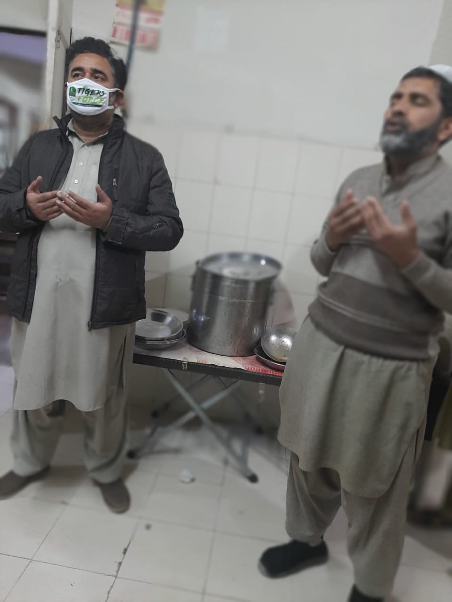 InsafianPtiPK's tweet photo. راولپنڈی
وزیراعظم ٹائیگر فورس کے رضاکاروں نے پناہ گاہ میں مسافروں میں کھانا تقسیم کیا.
@DCRawalpindi
#TigersForce
#DisttRwp https://t.co/M7ZAW2OO70