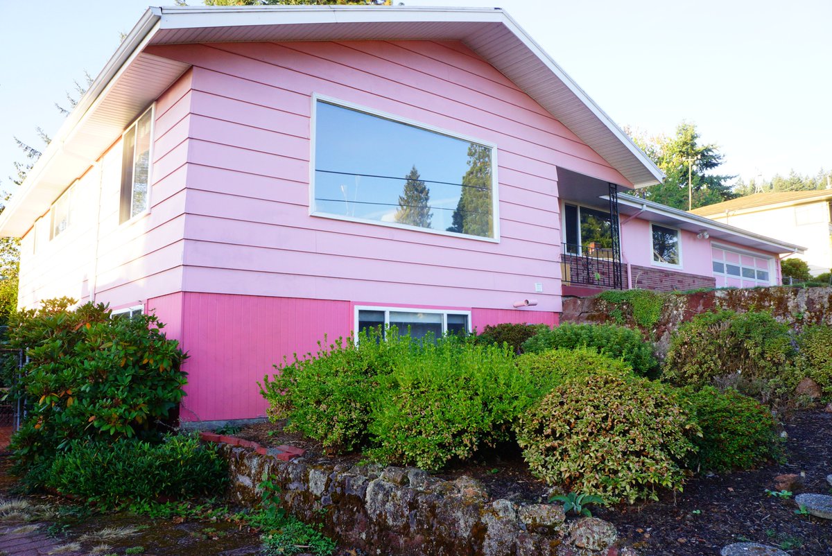 しかみえ アメリカ旅行の話 わたしのairbnbの思い出 アメリカの広い家 に住んでみたいー と借りたポートランド郊外の一軒家 大きたな窓からは近くの教会が見える素敵な家 良かったこと 広い 生活の雰囲気が味わえる 25セント使わずに洗濯ができる