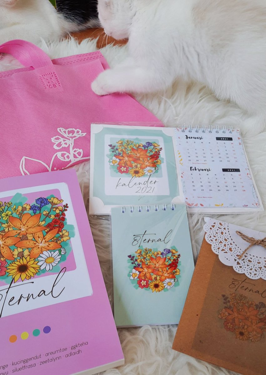 Yeayyy look what arrived today huhu so pretty! thank you so much <a href="/8TERNALBLOOMS/">∞ 8TERNALPROJECT</a> 🥺💜

*ingin ku foto aesthetic tapi apa daya banyak penganggu 😭