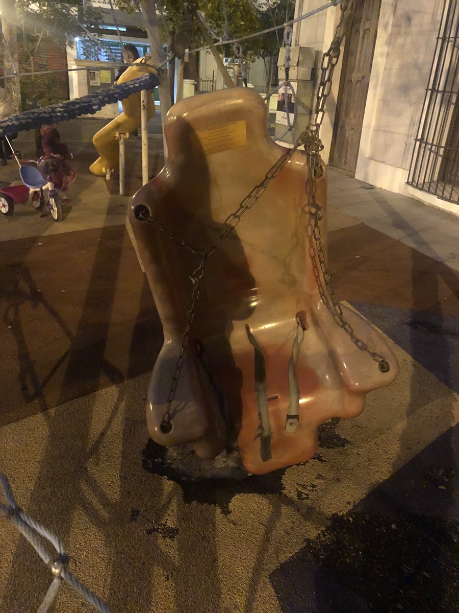 grecia19's tweet photo. Mis niños son fan del parque que está afuera del museo de arte de Mazatlan, pero es una vergüenza como están las áreas recreativas, gober @QuirinoOC ayuda!! Los niños del puerto lo piden a gritos!! Además de ser un área que está a la vista de los turistas!! https://t.co/kWNVr3XSTs