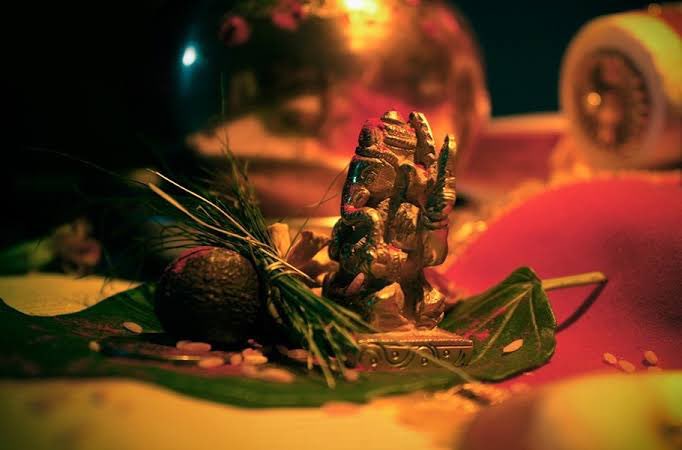 Doorva grass was growing nearby and lotus were floating in it. The child came out harmless. When the King heard the news, he was amazed. The child’s mother was searched for n presented before the King. She revealed that she observed Sakat Vrat religiously and prayed to Ganesha.