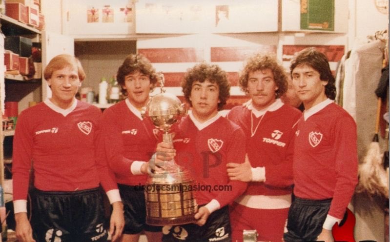 marcadegol's tweet image. Topper ganó 6 copas, todas vistiendo a equipos diferentes y hasta usando distintos logos 🤪: @Independiente, @OficialCAP, @Nacional, @elClubOlimpia, @SaoPauloFC y @EdelpOficial.