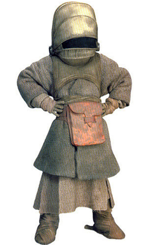 - Las hembras usan bisutería para decorar sus trajes, mientras que los menores del clan, llamados "Uli-Ah" usan ropa unisex, por lo que es muy difícil distinguir su género hasta que alcanzan la aceptación tribal y mayoría de edad a los 15 años con el rito inicial