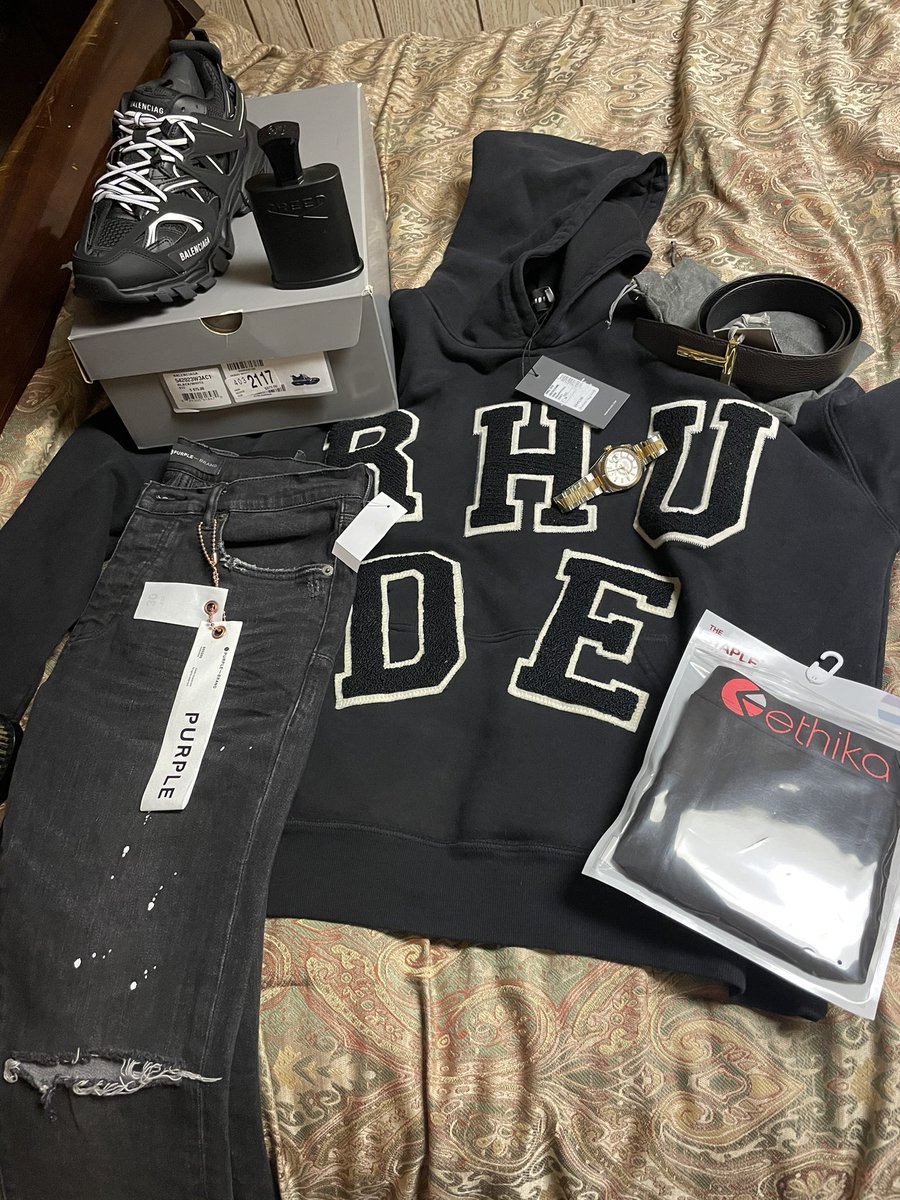 facecard34's tweet image. IM UNDECIDED WHENEVER I POP OUT🌪💧⌚️🔲🔳◾️🃏 #MIXMATCH #DESIGNER #DRIPSET #BDAYFIT2️⃣7️⃣🎂🍾🥂