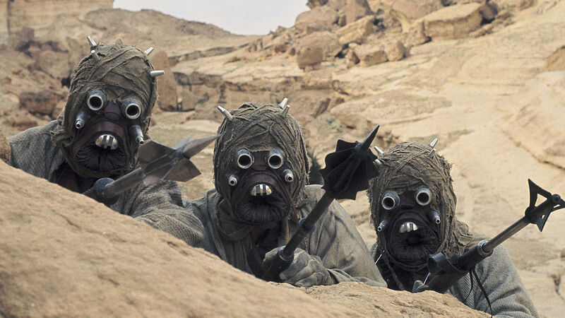 - En el cuerpo a cuerpo son extremadamente violentos y usan un bastón Gaffi hecho con cuerno de Dragón Krayt y chatarra de naves abandonadas.Rechazan la tecnología moderna, pero pueden saquear todo lo que encuentren