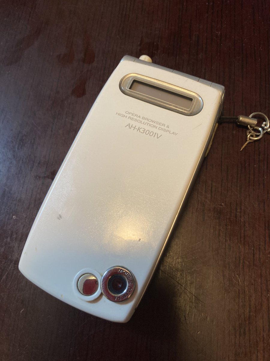 yukinohu's tweet photo. 最後だから充電してやんよー
…って京2は放置し過ぎてダメそうだな
#DDIpocket #WILLCOM #phs #phs終了 https://t.co/0i0YyPxz6d