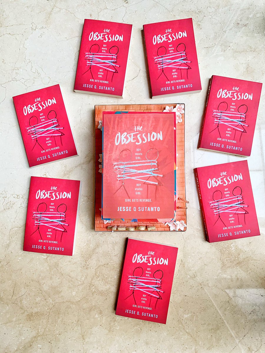 Ta da! I love how you it’s a little bit see through so I can be reminded of my cakefail. But it truly is a beautiful cake (those pages! How did she do it? And the flowers in the pages!) and thank you all for coming along this saga with me. 