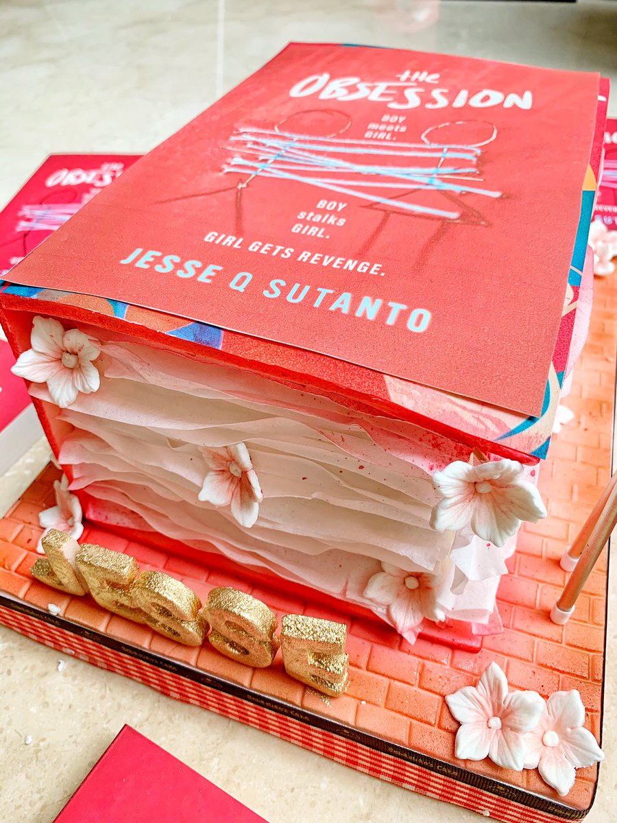 Ta da! I love how you it’s a little bit see through so I can be reminded of my cakefail. But it truly is a beautiful cake (those pages! How did she do it? And the flowers in the pages!) and thank you all for coming along this saga with me. 