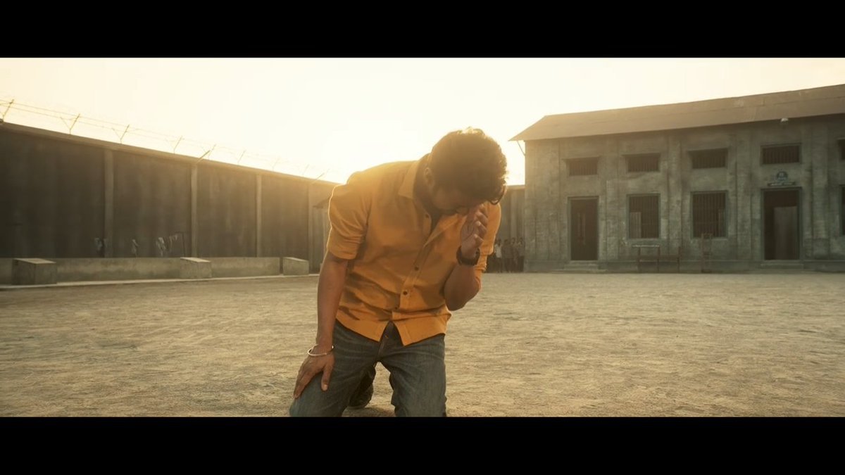 படத்துல அடுத்து என்ன நடக்க போகுதுனு நம்மலே யூகிக்குற மாதிரி தான் கதை இருக்கு.வில்லன் நம்ம JD Frnds & Student'sஅ ஆள் வச்சி கொல பன்றார் .இது JDக்கு கால் பன்னி சொல்லிட்டே பன்றார்நம்ம JD கதறி அழுவும் போது நமக்கும் அழுக வருது. காரணம் எப்போடா படம் முடியும்னு.