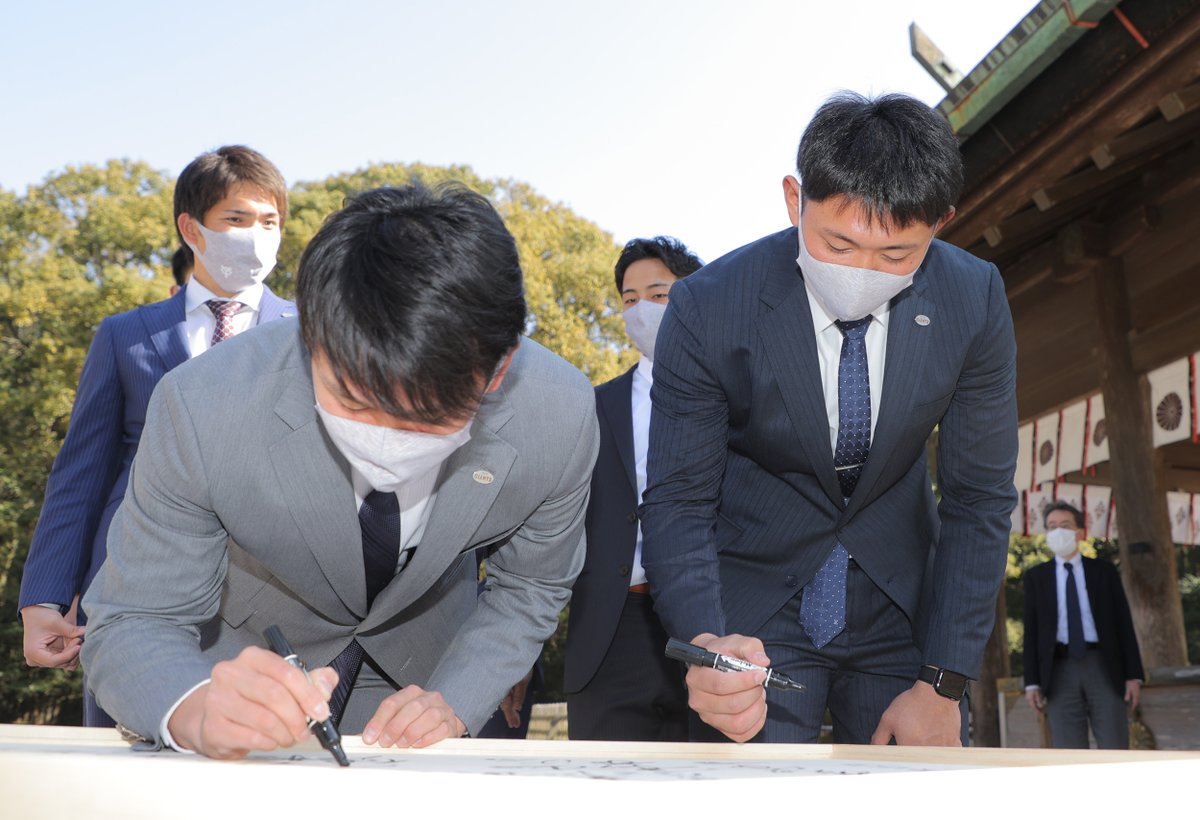 巨人情報 サンスポ 移動風景から 巨大な絵馬にサインする 岡本和真 選手 原辰徳 監督 伊藤優輔 投手 平内龍太 投手 巨人 Giants ジャイアンツ サンスポ 巨人情報 サンスポ 移動風景から 巨大な絵馬にサインする 岡本和真 選手 原辰徳 監督 伊藤優輔 投手 平内龍太 投手 巨人 Giants ジャイアンツ サンスポ