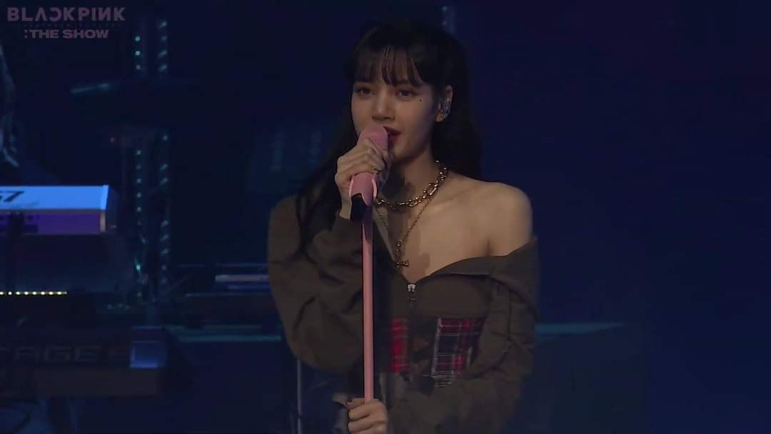 VnCTrng1's tweet photo. #SavageLalisaOnStage
#LISA 
Áo trễ vai 🔥🔥 love U https://t.co/idDM54Fill