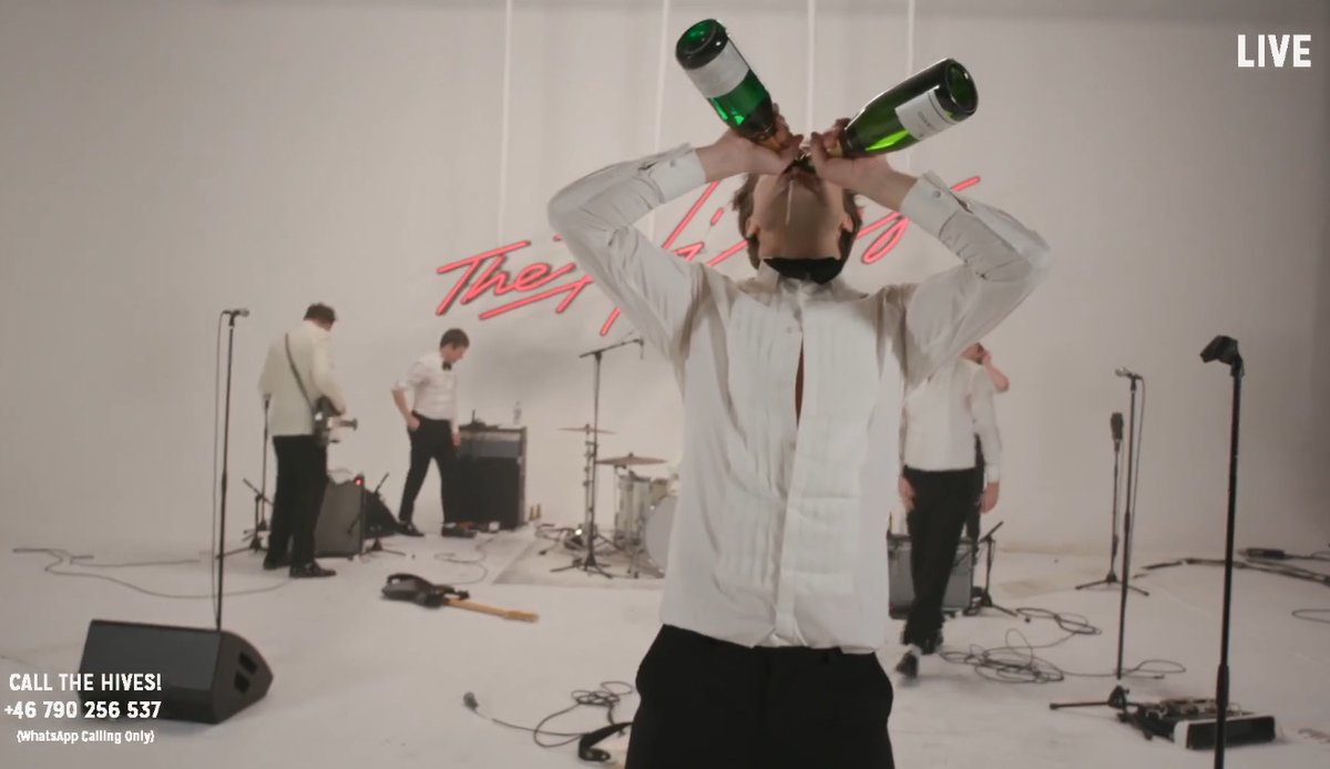 naoking705's tweet photo. ペレちゃんの2本同時ラッパ飲みには笑わせてもらった
#TheHivesWWWTour 
#TheHives 
#WorldsFirstWorldWideWebWorldTour https://t.co/W92lCheAlf https://t.co/HNemp3K7pS