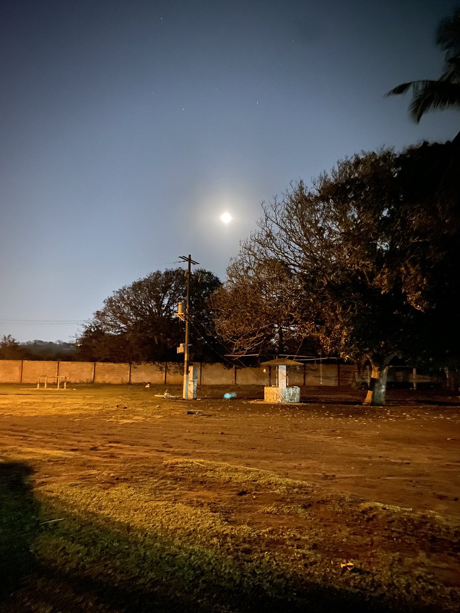 MatamorosGuridi's tweet photo. ¡Así la luna desde mi casita! #NoMeAbandones #Iluminame https://t.co/yxmiM98S4N
