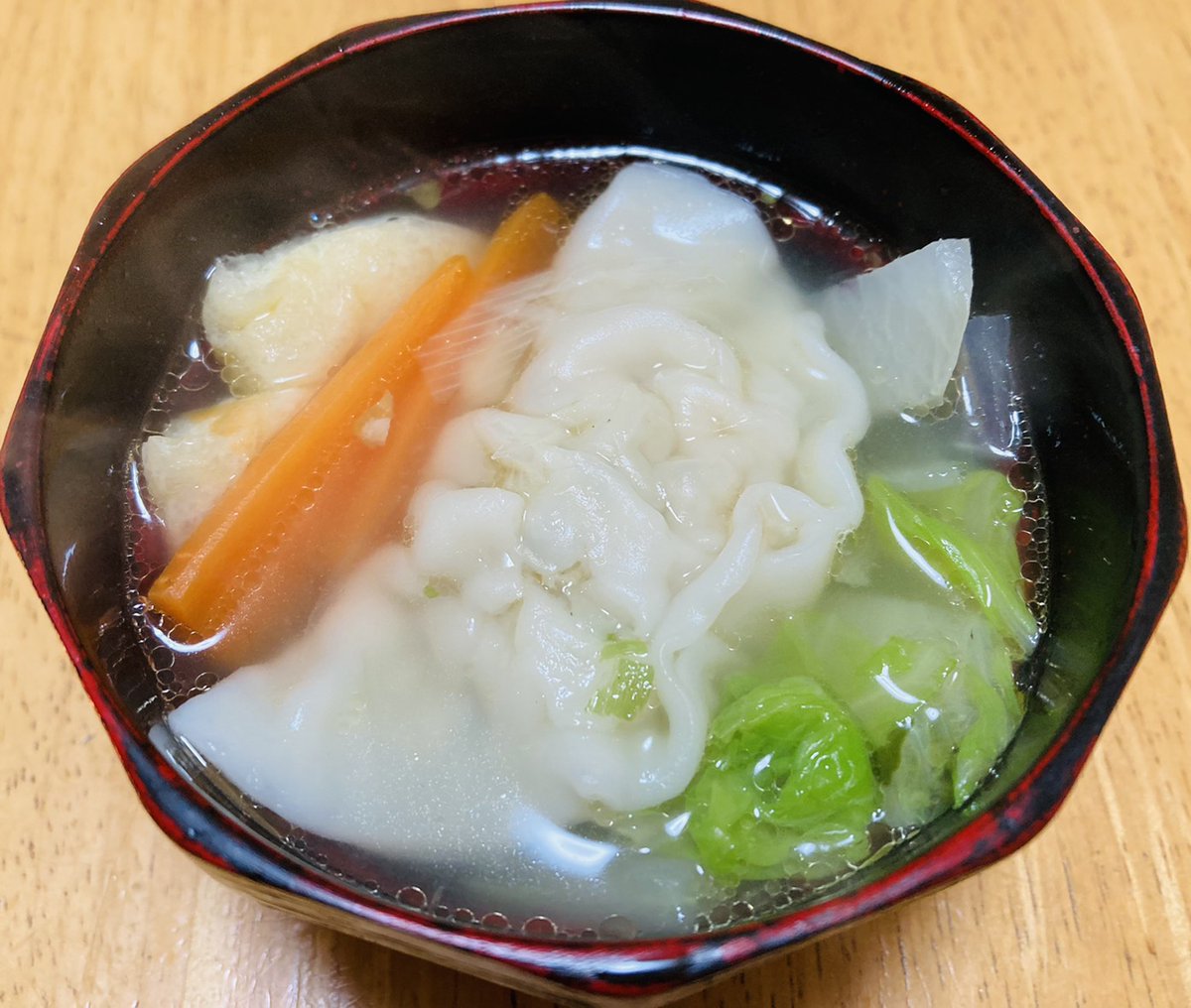 桂竹紋 神田伯山先生からハンバーグ カレー 餃子等を頂戴した 餃子を水餃子として頂く 具は人参 白菜 あげ 大根を一緒に これがなんとも美味しい 神田伯山先生有り難うございました