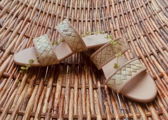 pithayapak's tweet photo. 🍂NEW PRODUCT!🍂 

Introducing Pithaya's double-strap slip-ons, "Valenzuela", our latest comfortable footwear for the wanderlusts out there. 🤎

Get this for 300 pesos only!

We’re offering a size range from 35-40. Pre-order directly in our DMs!

#sustainablefashion
#sandals https://t.co/EbS2gk2DDo