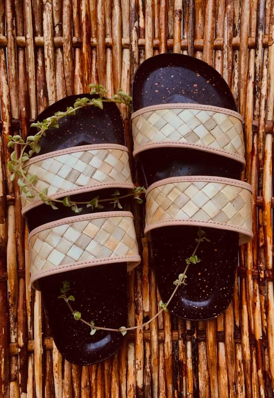 pithayapak's tweet photo. 🍂NEW PRODUCT!🍂

Introducing Pithaya's Berkins Sandal, "Sugbo", our latest footwear for the urban adventurers out there. 🤎

Blithely walk even on wet and rough surfaces with Sugbo 😉

Get this for 340 pesos only!

Pre-order directly in our DMs!

#ecofriendly #sandals #berkins https://t.co/HxvVm7dWnm