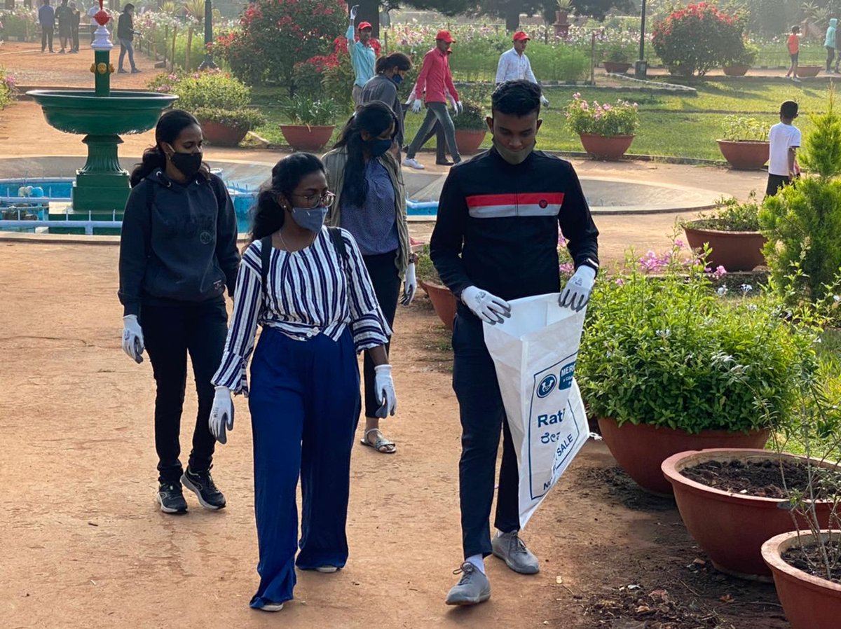 grovervj's tweet photo. Nice Initiative  @mercymission1 @smilecareforall to start the #CleanUp of #Lalbagh from today... https://t.co/kMW3vHlTLk