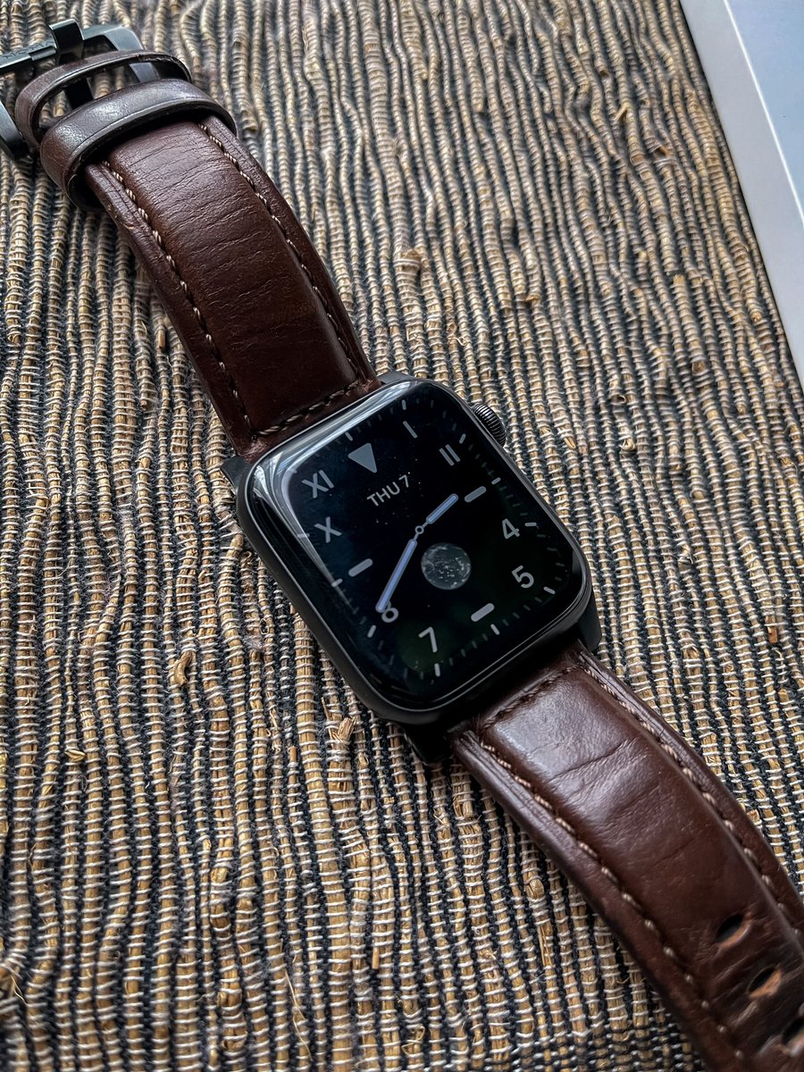 2. Perlu Always On Display (AOD) ke tak?Depends. Jujurnya ia membantu. Tak perlu angkat tangan nak lihat jam.Contoh tengah typing di laptop, kita boleh jeling je instead angkat tangan, pusing atau tap untuk wake-up jam.Hanya AW version 5 dan 6 yang support AOD.