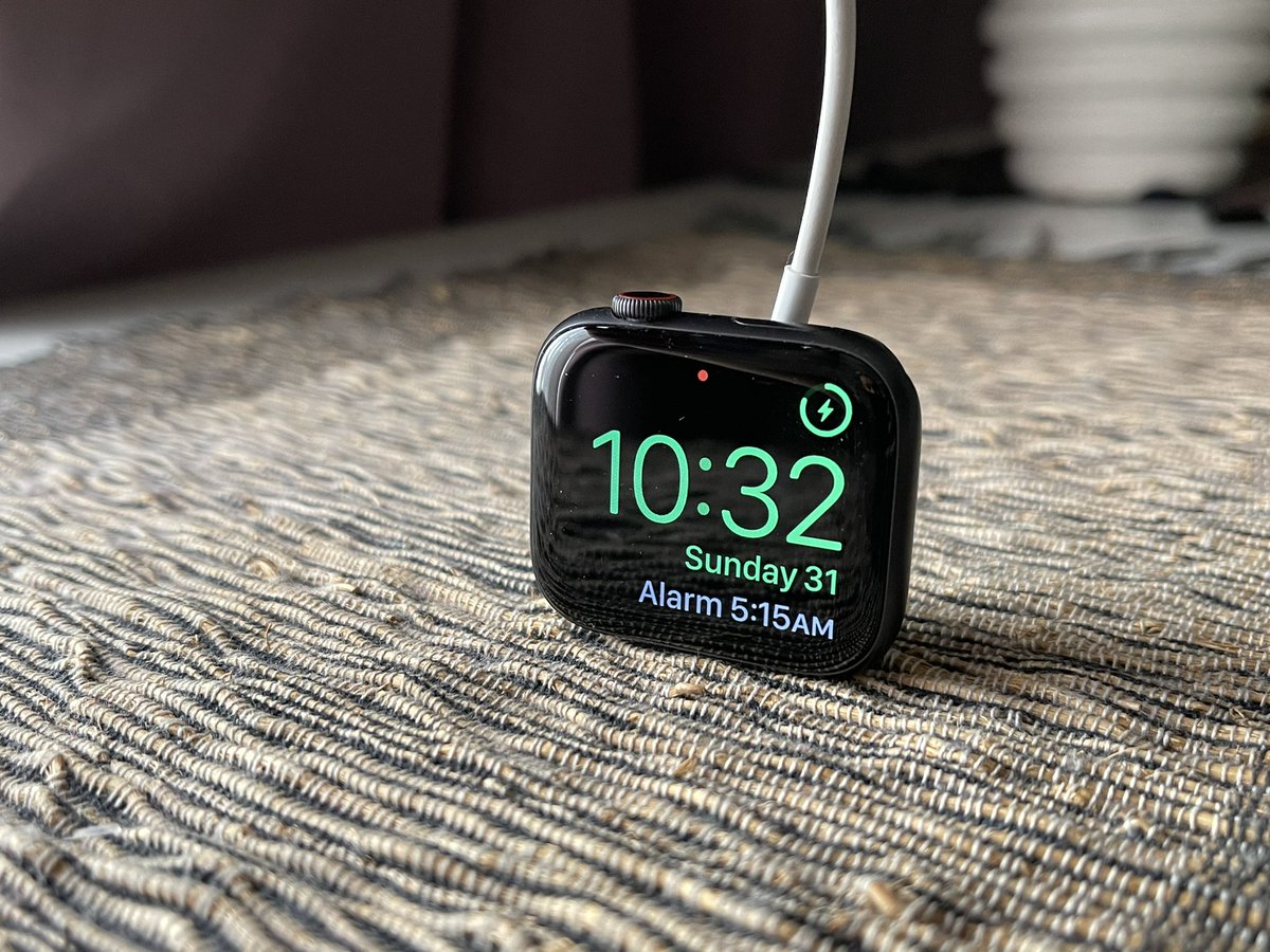 3. Ketahanan Battery?Bila pakai smartwatch ni memang kena expect sama seperti phone. Jenis rutin kena cas setiap hari.Memanglah boleh tahan sampai masuk hari ke-2. Tapi takkan nak tunggu 0% baru cas. Biasa cas di meja ketika kerja.Jam Garmin Fenix aku, seminggu sekali cas.